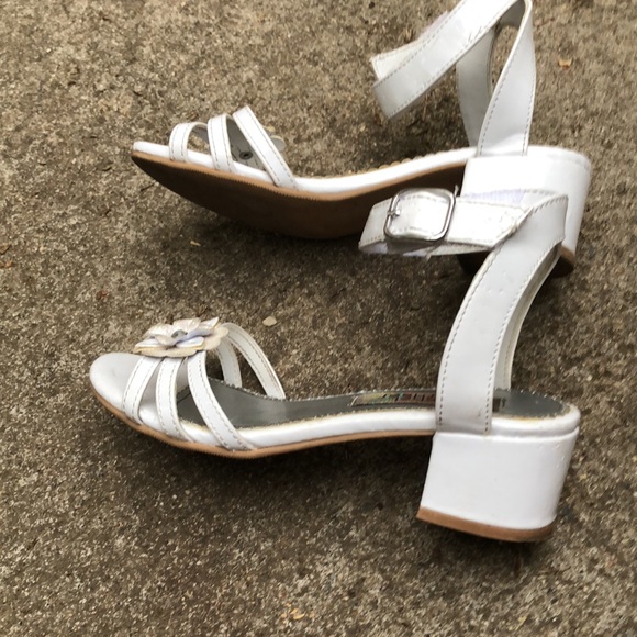 Selling white sandals - Picture 2 of 3